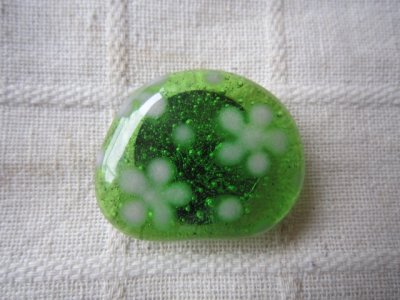 画像1: 緑ガラスに小花の帯留め