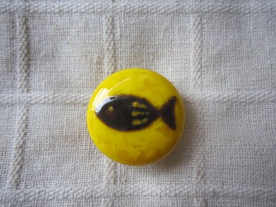 画像1: 黄色地に茶色魚の帯留め