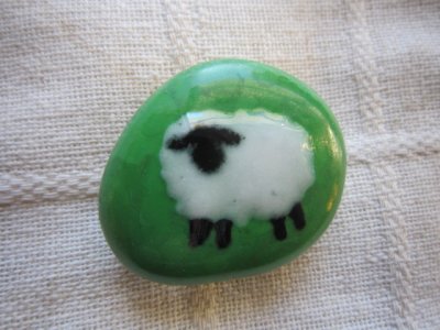 画像2: 緑地に羊の帯留め