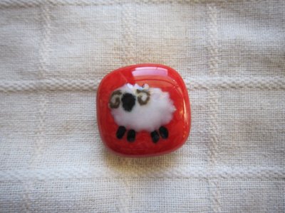 画像1: 赤地に羊の帯留め