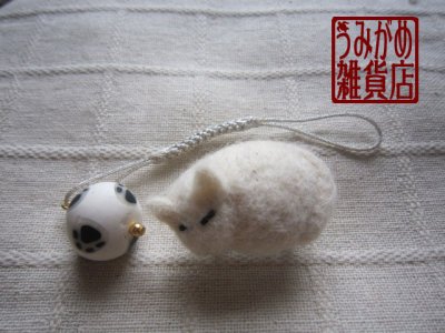 画像1: 羊毛フェルトの白猫帯留めと足跡模様の帯飾り