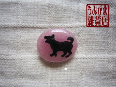 画像1: ピンクに柴犬シルエットの帯留め