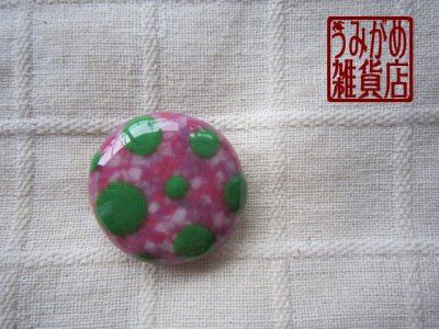 画像1: マーブルピンクに緑水玉の帯留め