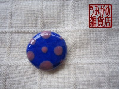 画像1: 紺色にピンク水玉の帯留め