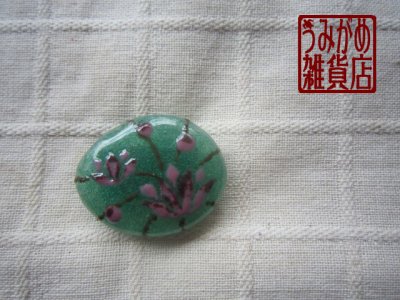 画像1: 緑に蓮の花の帯留め