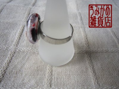 画像7: 赤・黒・白のモザイクガラスの指輪（丸型）