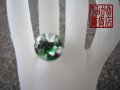緑・黒・白のモザイクガラスの指輪（丸型）
