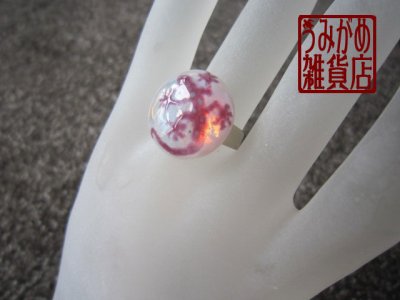 画像5: 乳白色に赤紫やもりのリング