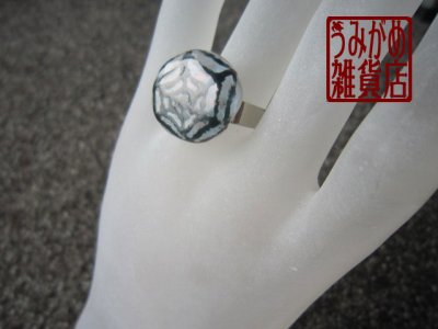 画像5: 乳白色に黒蜘蛛巣のリング