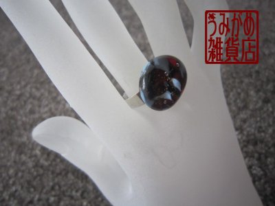 画像4: 赤・黒・白のモザイクガラスの指輪（変形楕円）