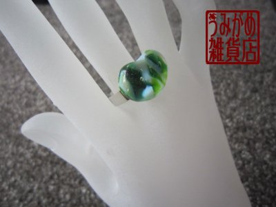 画像4: 緑と白のモザイクガラスの指輪（変形楕円）