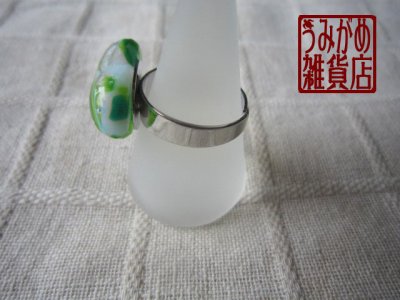 画像7: 緑・黒・白のモザイクガラスの指輪（丸型）