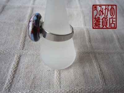 画像7: 赤・黒・白のモザイクガラスの指輪（変形楕円）