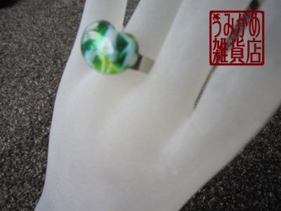 画像5: 緑と白のモザイクガラスの指輪（変形楕円）