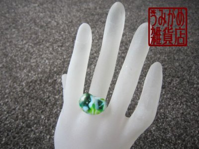 画像3: 緑と白のモザイクガラスの指輪（変形楕円）
