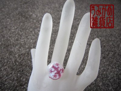 画像3: 乳白色に赤紫やもりのリング