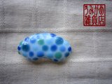 扇形に青水玉の帯留め