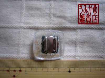 金色やもりの帯留め（黒＆クリア）＊大きさ参考画像
