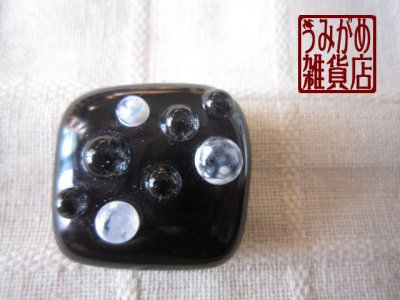 黒にプチプチ水玉の帯留め