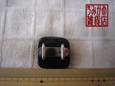 黒にプチプチ水玉の帯留め＊大きさ参考画像