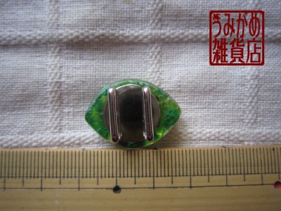 金色やもりの帯留め＊大きさ参考画像