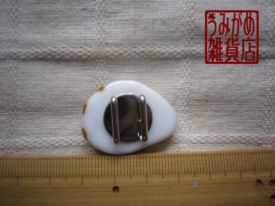 白ウリボーの帯留め＊大きさ参考画像