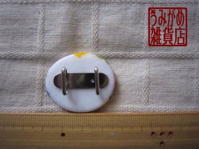 彩り梅模様の帯留め＊大きさ参考画像