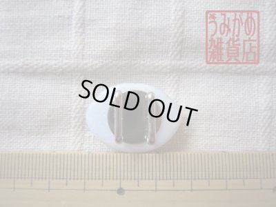 乳白色に銀色植物の帯留め＊大きさ参考画像