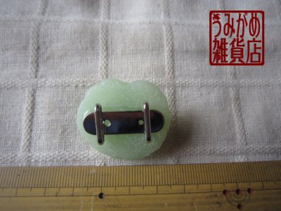 葉の上にカエルの帯留め＊大きさ参考画像