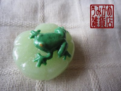 葉の上にカエルの帯留め