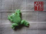 カエルの帯留め（若草色）＊パート・ド・ヴェール