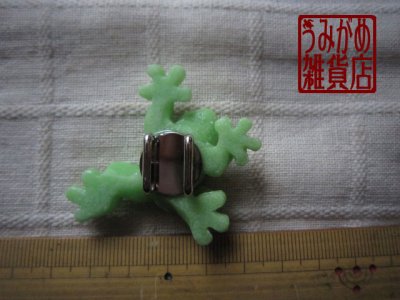 かえるの帯留め＊パート・ド・ヴェール＊大きさ参考画像