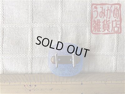 白い木の帯留め