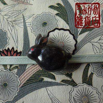 うさぎの帯留（帯地や帯締めは撮影用参考商品です）