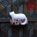 白猫の帯留め（帯地・帯締めは商品に含まれません）