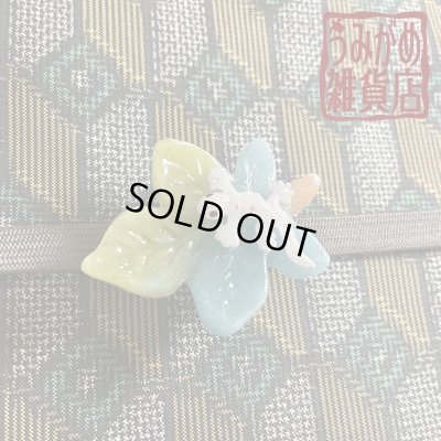 葉っぱとやもりの帯留め（帯・帯締めは商品に含まれません）