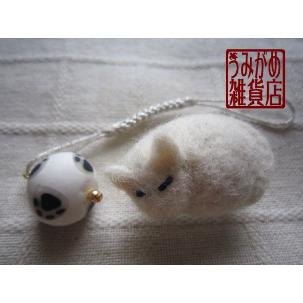 画像2: 羊毛フェルトの白猫帯留めと足跡模様の帯飾り (2)