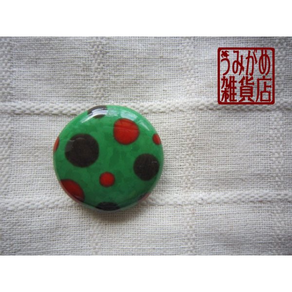 画像1: 緑に赤と茶色水玉帯留め (1)