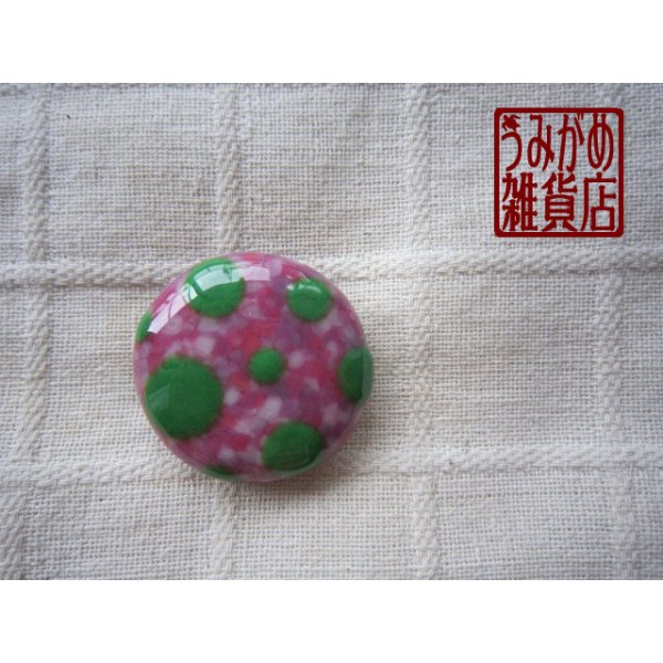 画像1: マーブルピンクに緑水玉の帯留め (1)
