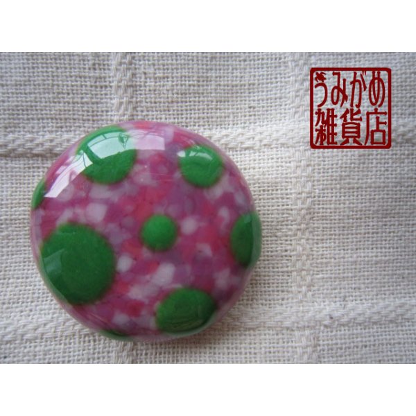 画像2: マーブルピンクに緑水玉の帯留め (2)