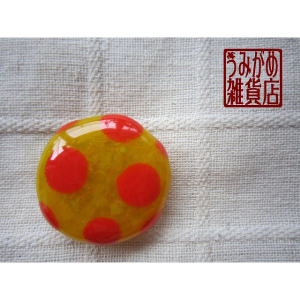 画像2: 黄色のオレンジ水玉の帯留め (2)