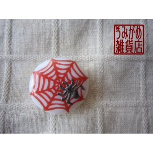画像: 切り絵風＊白地に赤蜘蛛の巣の帯留め