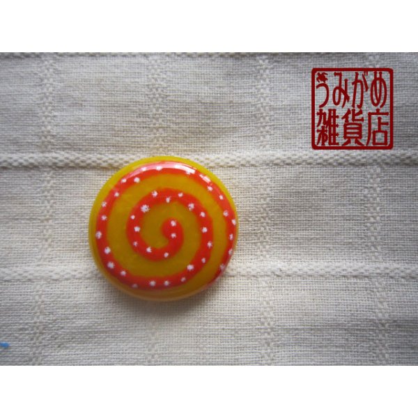 画像1: 黄色に赤白水玉の渦巻帯留め (1)