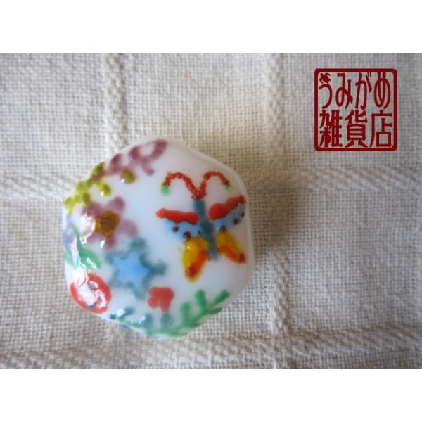 画像2: 琉球紅型風蝶とお花の帯留め (2)