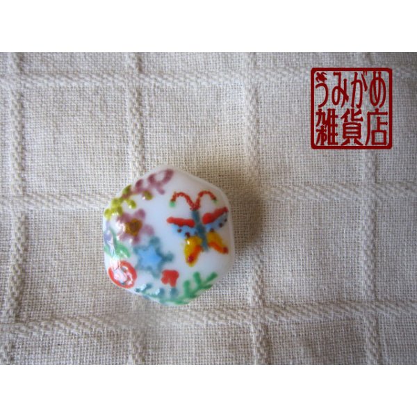画像1: 琉球紅型風蝶とお花の帯留め (1)