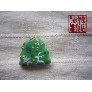 画像: 緑にクリスマスモチーフのツリー帯留め