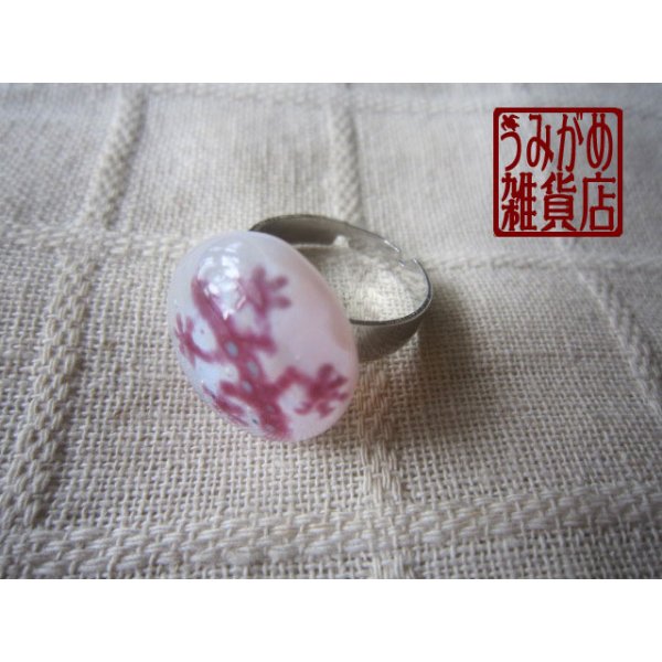 画像2: 乳白色に赤紫やもりのリング (2)