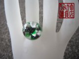 画像: 緑・黒・白のモザイクガラスの指輪（丸型）