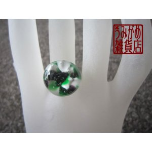画像: 緑・黒・白のモザイクガラスの指輪（丸型）