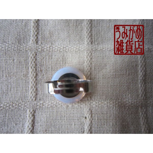 画像8: 乳白色に赤紫やもりのリング (8)